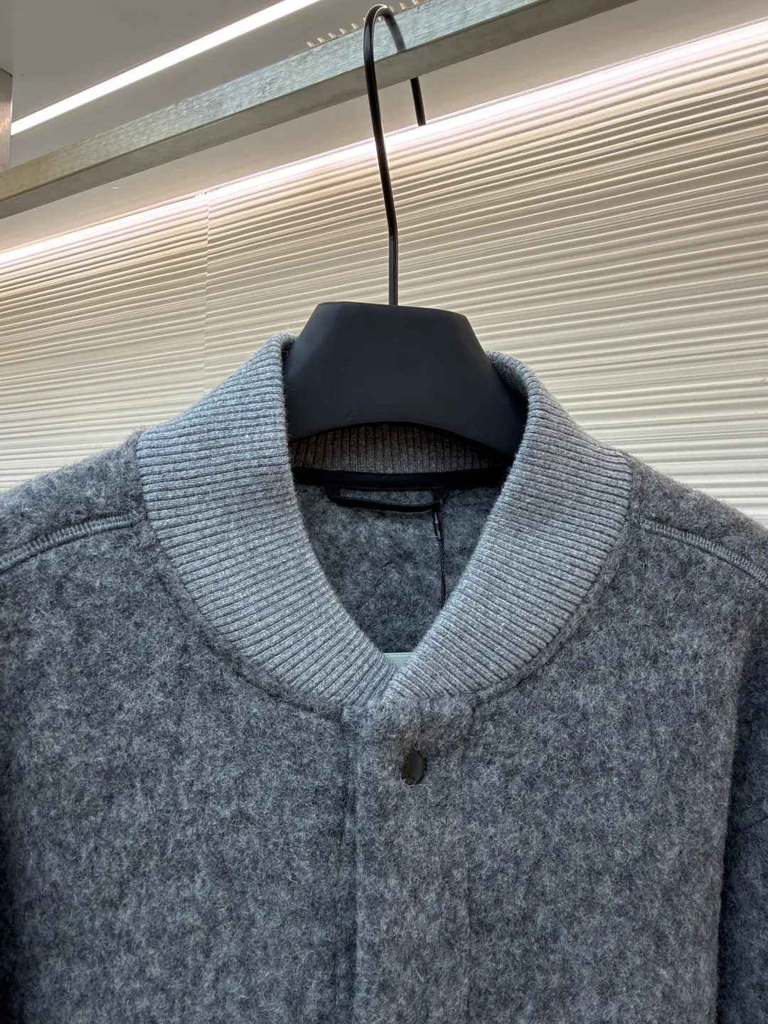 P770 Canada Goose Fleece Badge Button Jacket ●Original version: purchased and developed by 6199 ●Item number: 1682131-C55 ●Fabric: wool blended fabric ●Technology: rib knitting ●Color: dark gray ●Version: fitted version ●Weight: about 910 grams ●Size: S-M-L-XL ●Description: Wool blend fabric: The main fabric of this jacket is light gray wool blend fabric to improve the fabric's wear resistance, wrinkle resistance and warmth. Wool provides good warmth and a natural feel, while blended fibers enhance the fabric's practicality and durability. Rib knit at collar, cuffs and hem for added stretch and fit. The cutting process needs to ensure that the texture and color of the fabric are evenly distributed, especially with this light gray tone, to avoid chromatic aberrations. The stretchability of wool-blend fabrics needs to be taken into consideration when cutting pieces to ensure dimensional stability of the finished garment. Use a sewing needle and thread suitable for wool-blend fabrics to avoid damage to the fabric during sewing. The sewing stitches are even and firm to prevent thread stripping. The temperature needs to be controlled during ironing to avoid high temperature damage to the fabric while keeping the fabric smooth and crisp. The overall wiring is straight and delicate, the fabric is comfortable and soft, and the color is consistent without color difference. It can be matched with the same style to create a fashionable look and control various occasions. Customized accessories, complete with three standards, same style for men and women!